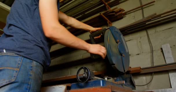 工場で機械を使って短い髪の若い女性鍛冶の背面図 — ストック動画