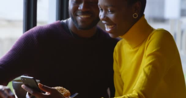 Framifrån Lyckliga Unga Paret Leende Något Underhållande Mobiltelefon Café Slow — Stockvideo