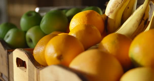 Крупный План Различных Вкусных Яблок Бананов Апельсинов Деревянных Корзинах — стоковое видео