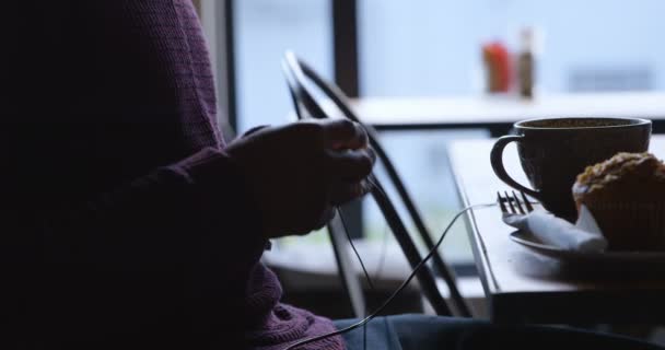 Vista Lateral Hombre Atractivo Elegante Poner Auriculares Mientras Toma Café — Vídeo de stock