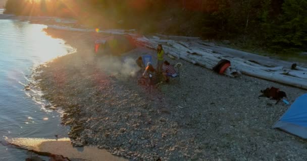 Sabit Cam Bir Campire Yakın Göl Etrafında Oturan Arkadaşlar Orman — Stok video