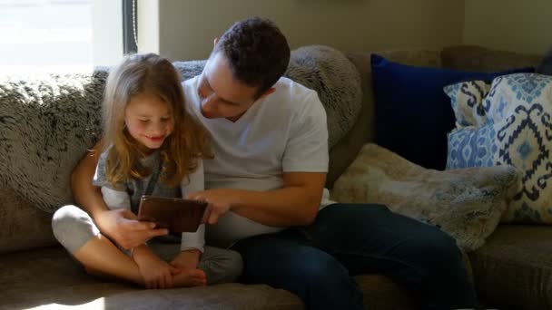 Mutlu Bir Aile Evde Oturma Odasında Dijital Tablet Kullanma Gülümseyen — Stok video