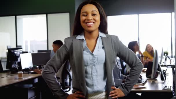 Portrét Šťastný Podnikatelka Stojící Rukama Bok Úřadu Smíšené Rasy Žena — Stock video