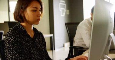 Yoğun kurumsal ofis masasında bilgisayarda çalışan genç güzel kadın Yönetim Kurulu kapat