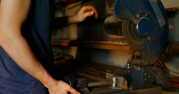 Close Seção Média Jovem Metaleiro Usando Máquina Fábrica Serra Circular — Vídeo de Stock