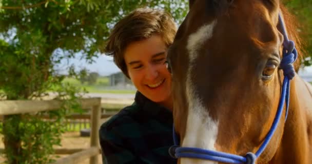 Вид Спереди Молодую Женщину Стоящую Лошадью Конюшне Счастливая Улыбающаяся Женщина — стоковое видео