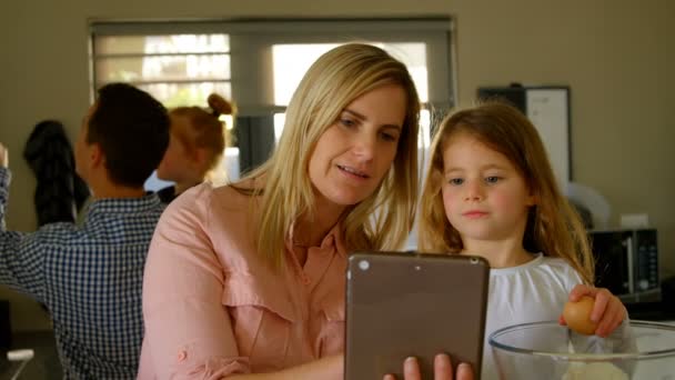 Close Uma Mãe Filha Usando Tablet Digital Enquanto Prepara Comida — Vídeo de Stock