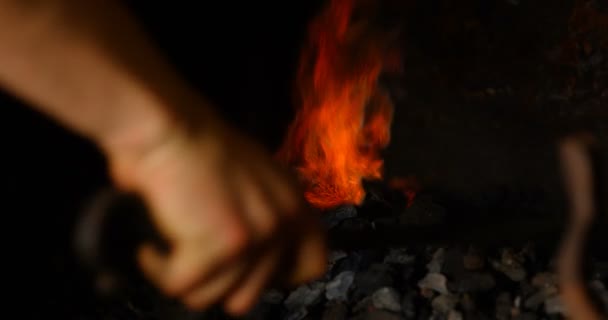 金属匠手和工具的特写镜头加热马蹄铁在火中 — 图库视频影像