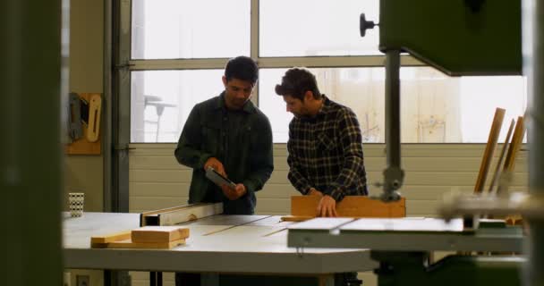 Homem Carpinteiro Usando Serra Mesa Para Cortar Madeira Trabalhando Oficina — Vídeo de Stock