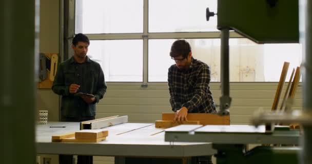Mężczyzna Stolarz Przy Użyciu Tabeli Piły Cięcia Drewna Praca Warsztacie — Wideo stockowe