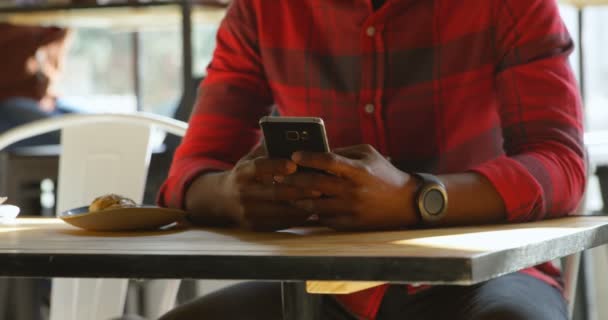 Вид Спереду Посередині Людини Використовує Мобільний Телефон Кафе Їдячи Солодку — стокове відео