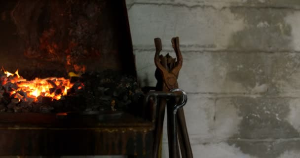 Gros plan de fer à cheval chauffé par le feu à l'atelier de forge 