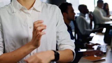 Silah ile genç karışık ırk kadın çift ayakta portresi ofiste geçti. Kameraya bakarak bir güzel kısa saç işkadını, yakın çekim.