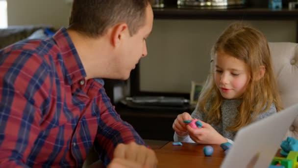 Vater Und Tochter Spielen Heimischen Wohnzimmer Mit Modelliermasse Familie Hat — Stockvideo