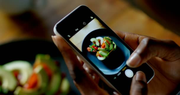 Крупный План Женщины Фотографирующей Смартфоне Свою Вкусную Еду Кафе Замедленной — стоковое видео