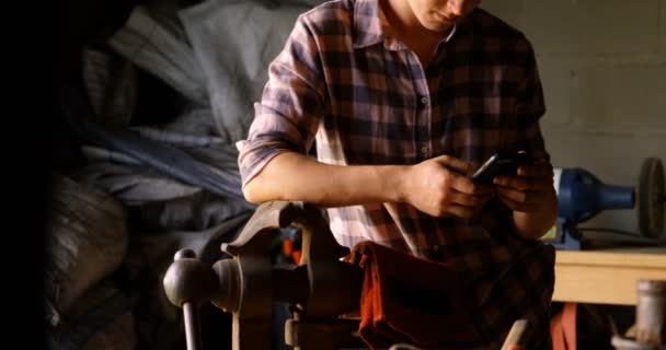 Seção Média Metaleiro Feminino Usando Telefone Celular Fábrica Inclinando Vício — Vídeo de Stock