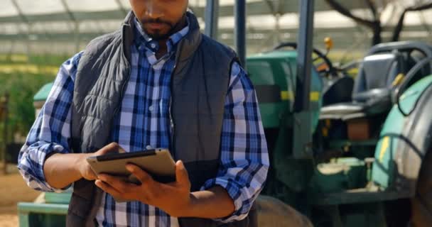 Vista Frontal Homem Careca Raça Mista Usando Tablet Digital Fazenda — Vídeo de Stock