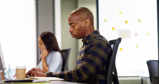 Resepsiyon Ofiste Çalışan Çok Irklı Arkadaşları Yan Görünüm Afrika Adam — Stok video