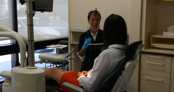 Dentista Asiática Feliz Interagindo Com Paciente Clínica Odontológica Explicar Sobre — Vídeo de Stock