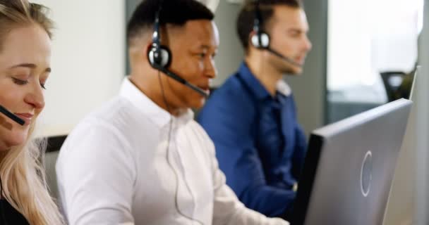 Vista Lateral Ejecutivos Multiétnicos Servicio Cliente Hablando Auriculares Escritorio Oficina — Vídeos de Stock