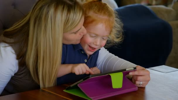 Närbild Lycklig Familj Som Använder Digitala Tablett Hemma Mamma Kysser — Stockvideo