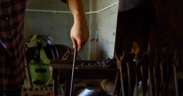 Dicht Gereedschap Zijaanzicht Van Vrouwelijke Smid Verwarming Hoefijzer Brand Fabriek — Stockvideo