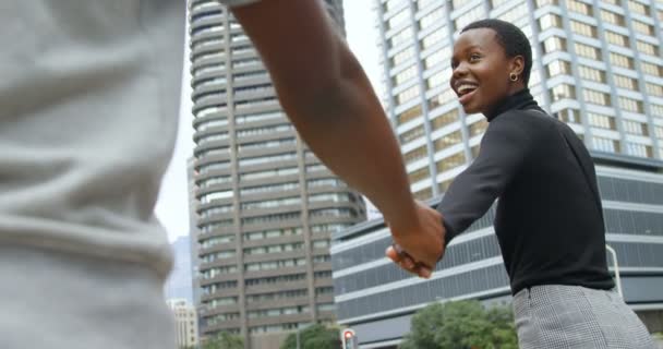 在城市街道上散步时 快乐的夫妇牵手的特写镜头后视图 女人微笑 而牵手的男朋友 慢动作 — 图库视频影像