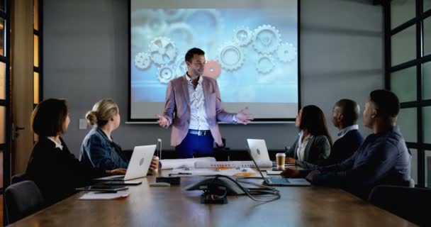 Jonge Zakenman Geven Van Presentatie Vergaderzaal Kantoor Gelukkige Multi Etnische — Stockvideo