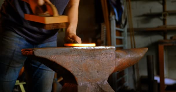 Mittelteil Der Metallschmied Bürsten Glühend Heißes Hufeisen Feuer Wodurch Funken — Stockvideo