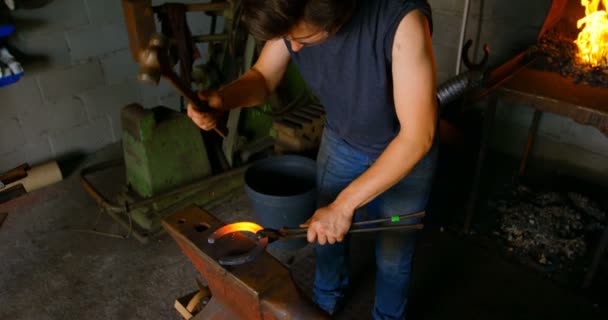 Hög Vinkel Syn Unga Kvinnliga Metalsmith Med Kort Hår Molding — Stockvideo