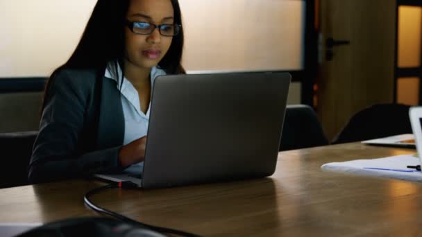 Vooraanzicht Van Een Gelukkig Glimlachende Zakenvrouw Met Behulp Van Laptop — Stockvideo