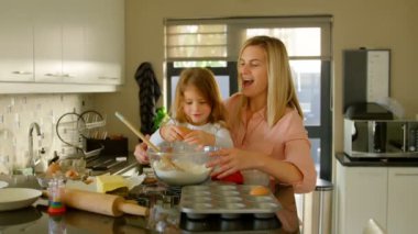 Gülümseyen, gülen anne ve kızı evde mutfak gıda hazırlama. Aile eğleniyor. Anne kızı yemek yapmayı öğrenme.