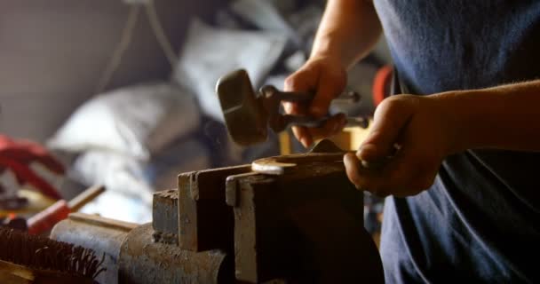 Närbild Mitten Delen Kvinnliga Metalsmith Gjutning Hästsko Fabriken Slå Den — Stockvideo