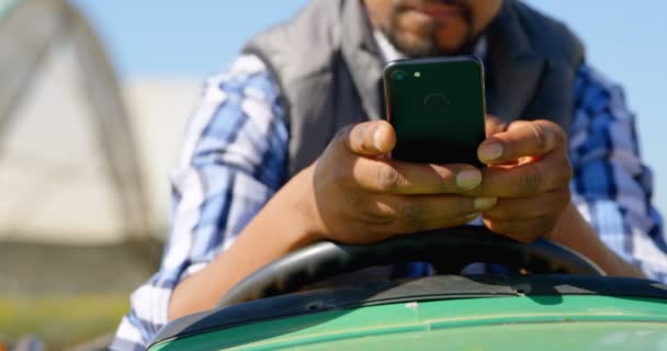 Primer Plano Del Hombre Que Utiliza Teléfono Móvil Granja Arándanos — Vídeos de Stock