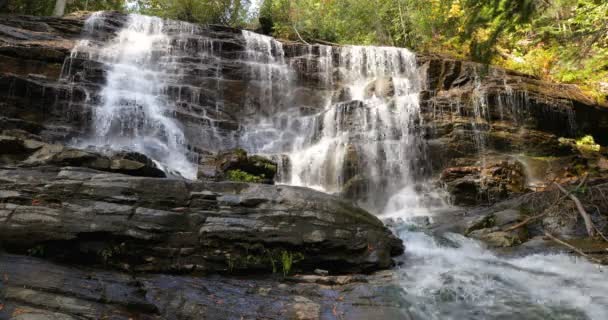 Vue Angle Bas Eau Coulant Vers Bas Belle Cascade Rocheuse — Video