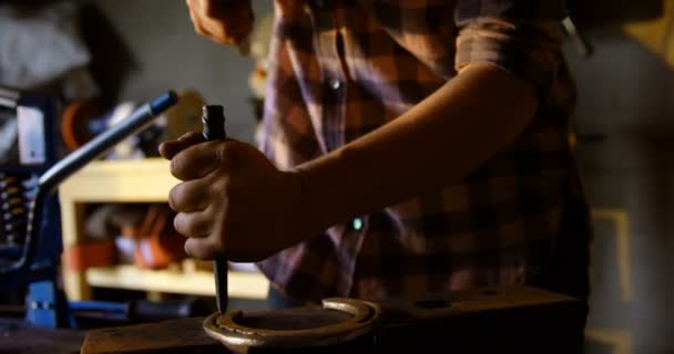 Nahaufnahme Des Mittleren Abschnitts Einer Jungen Metallschmiedin Die Hufeisen Einer — Stockvideo