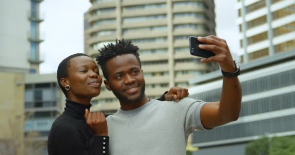 Vista Frontal Pareja Feliz Tomando Selfie Calle Ciudad Pareja Sonriendo — Vídeos de Stock