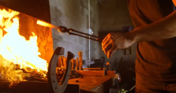 Metà Sezione Giovane Metallaro Donna Con Capelli Corti Riscaldamento Ferro — Video Stock