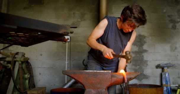 Atento Metaleiro Fêmea Moldando Uma Ferradura Quente Brilhante Fábrica Batendo — Vídeo de Stock