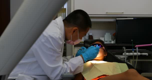 Boční Pohled Asijské Mužské Zubař Zkoumá Pacienta Nástroji Klinice Dívka — Stock video