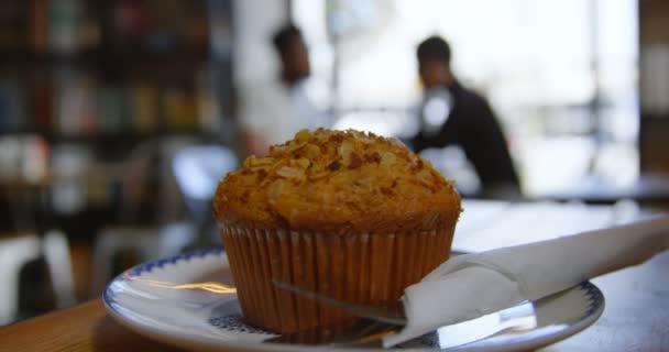 Nahaufnahme Von Köstlich Aussehenden Cupcake Auf Teller Café Kunden Hintergrund — Stockvideo