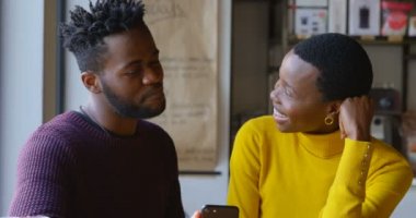 Birlikte kendi vaktinizi, gülümseyen ve ağır çekimde kafede konuşmak mutlu çiftin orta bölüm