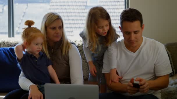 Vista Frontal Una Familia Feliz Pasar Tiempo Juntos Uso Teléfono — Vídeo de stock