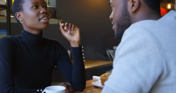 幸せなカップルのカフェでお互いの対話のクローズ アップ 女性がスローモーションで彼女のボーイ フレンドの髪を楽しんで — ストック動画