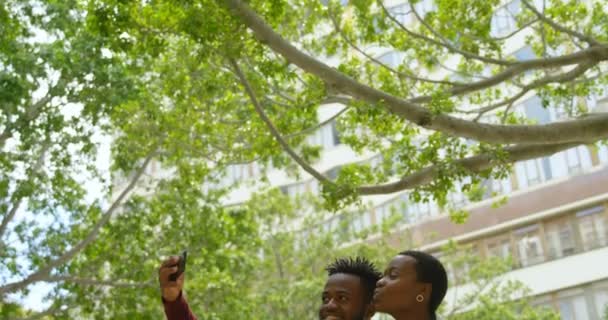 Vista Ángulo Bajo Feliz Pareja Tomando Selfie Ciudad Cámara Lenta — Vídeos de Stock