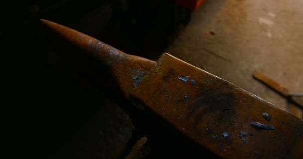 Großaufnahme Von Hammerwerkzeug Auf Amboss Werkstatt — Stockvideo