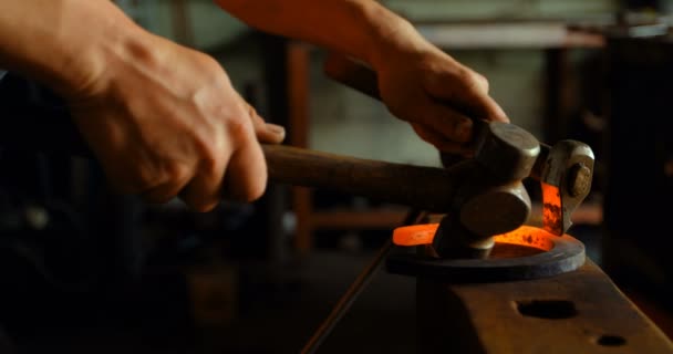 Γκρο Πλαν Γυναίκα Metalsmith Χέρια Και Εργαλεία Που Πλάθεται Καμμένος — Αρχείο Βίντεο