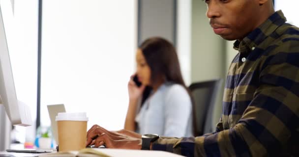 Vista Lateral Los Colegas Negocios Multiétnicos Felices Que Trabajan Escritorio — Vídeos de Stock