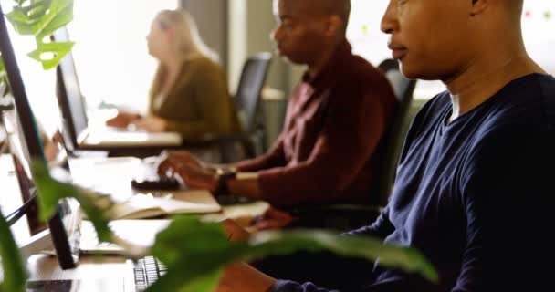 Zijaanzicht Van Jonge Multi Etnische Collega Werken Computer Bij Bureau — Stockvideo