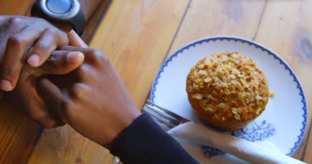 Overhead Close Casal Mãos Dadas Café Com Delicioso Cupcake Casal — Vídeo de Stock